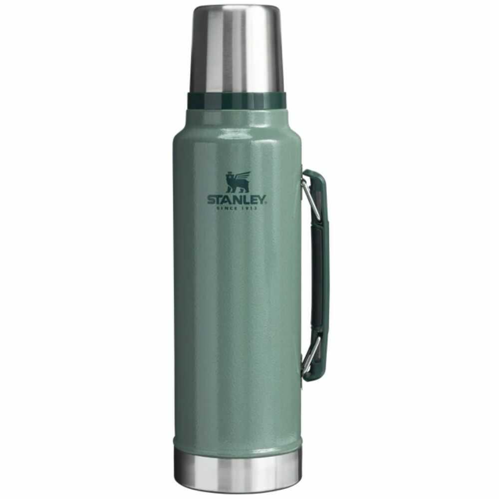 Grønn Stanley Classic Legendary Bottle 1,4 L med sidehåndtak og kopp